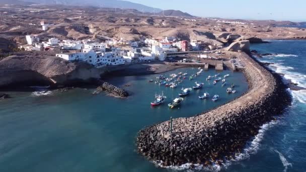 Luftfoto af en lille fiskerby med nogle farverige både i Tajao, Tenerife, Kanariske Øer. – Stock-video