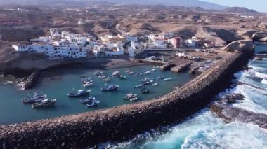Tajao, Tenerife, Kanarya Adaları 'nda renkli tekneleri olan küçük bir balıkçı kasabasının hava manzarası..