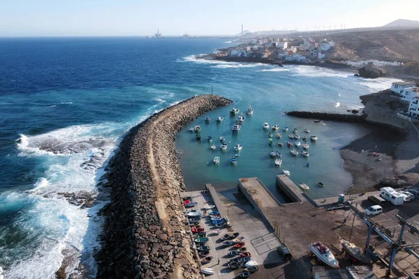 Uitzicht vanuit de lucht op een klein vissersstadje met enkele kleurrijke boten in Tajao, Tenerife, Canarische Eilanden. — Stockfoto