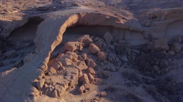 Полет над природной вулканической скальной аркой в пустынном ландшафте Тенерифе, Канарские острова, Испания. — стоковое видео