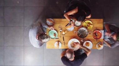 Restorandaki yemeğin tadını çıkaran bir grup arkadaşın en iyi görüntüsü..