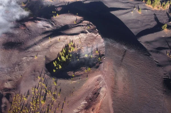 Vista aérea da paisagem vulcânica. Cratera vulcânica em Tenerife, Ilhas Canárias, Espanha. — Fotografia de Stock