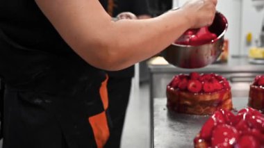 Şekerci, şekerleme fabrikasında lezzetli çilekli tartlar yapıyor..