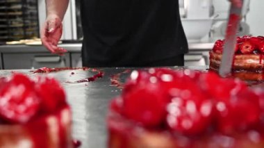 Şekerci, ticari mutfakta lezzetli çilekli pastalar yapıyor..