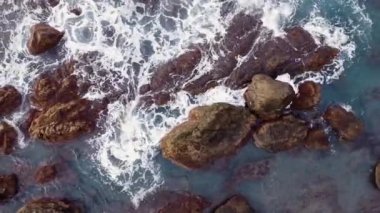 Kayalık kıyı şeridine uçan dalgaların görüntüsü. Büyük dalgaların Tenerife, Kanarya Adaları, İspanya 'daki deniz kıyısına vuruşu.. 
