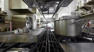 Ticari mutfakta yemek hazırlamak ve pişirmek. Uzaklaş, Dolly kamera hareketini çekti..