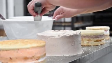 Şekerci pastanın üstüne krema koyar. Pastacıda krem şantili yumuşak pasta..