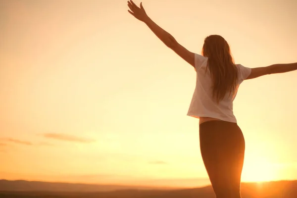 Woman open arms under the sunset. Concept of healthy life. — Stock Photo, Image