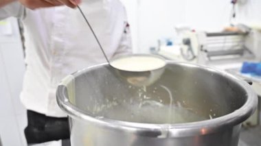 Pasta şefi kepçe kreması kullanıyor..