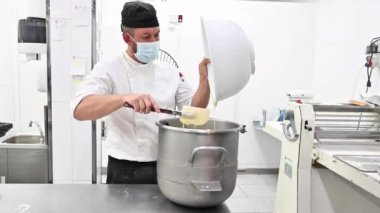 Pasta şefi çikolatalı pasta hamuru veya hamuru karıştırıyor. Yemek hazırlama. Yakın görünüm