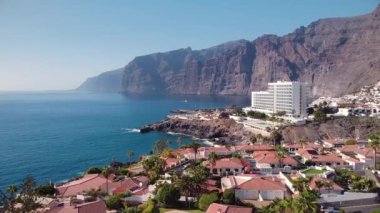 Los Gigantes tatil beldesinin havadan görünüşü Devler, Tenerife, Kanarya Adaları, İspanya.