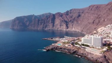 Los Gigantes tatil beldesinin havadan görünüşü Devler, Tenerife, Kanarya Adaları, İspanya.