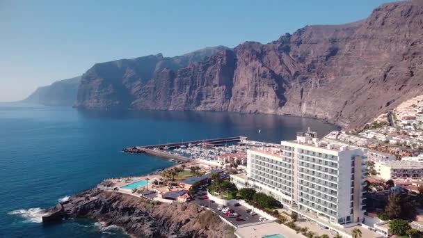 Widok z lotu ptaka na Los Gigantes Resort Cliffs of the Giants, Teneryfa, Wyspy Kanaryjskie, Hiszpania. — Wideo stockowe