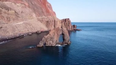 İspanya, Kanarya Adaları, El Hierro adasındaki doğal bir kemerin havadan görünüşü. Volkanik kıyı manzarası.