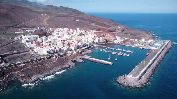 Вид с воздуха на деревню La Restinga в El Hierro, Канарские острова, Испания. — стоковое видео