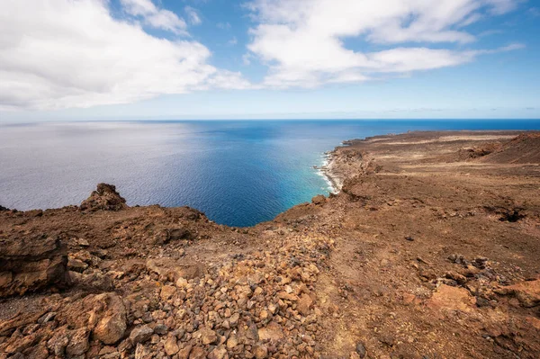 Paisaje escénico de la costa volcánica en el Hierro, Islas Canarias, España. — Foto de Stock