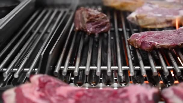 Klokke, dolly shot med deilige kjøttsteker stekes på en grill med kullgrill. – stockvideo
