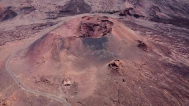 İspanya, Kanarya Adaları, El Hierro Adası 'ndaki volkanik kraterin inanılmaz hava manzarası..