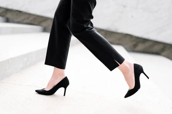 Empresaria con tacones subiendo las escaleras de la ciudad. Cámara lenta Acercamiento en las piernas. —  Fotos de Stock