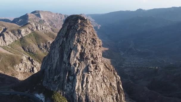 Roque Agando 'nun havadan görünüşü, Garajonay Ulusal Parkı, La Gomera, Kanarya Adaları, İspanya, Telifsiz Stok Video