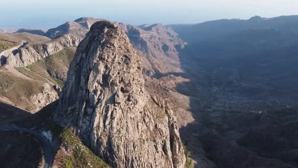 Roque Agando 'nun havadan görünüşü, Garajonay Ulusal Parkı, La Gomera, Kanarya Adaları, İspanya, Video Klip