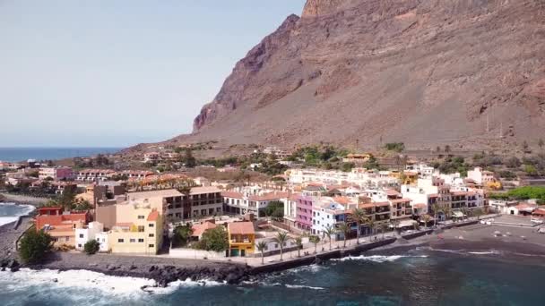 Vista aérea del Valle Gran Rey, también conocido como el valle del gran rey, en la Isla de La Gomera. Se ha convertido en un destino de vacaciones popular en las Islas Canarias, España — Vídeos de Stock