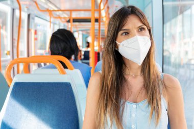 Yüzü Maskeli Genç Kadın Toplu Taşımacılık Sürücüsü