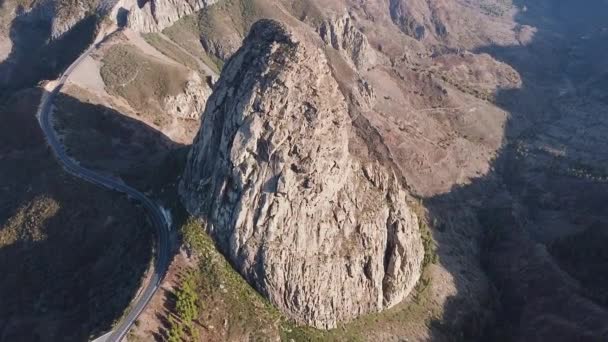 Roque de Agando 'nun Havadan Görünümü - Kanarya Adaları La Gomera' daki Garajonay Ulusal Parkı. Video Klip