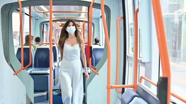 Protection contre les virus dans les transports publics. Femme voyageant avec un masque de protection. Virus pandémie et concept de pollution. Femme voyageant en train. — Video