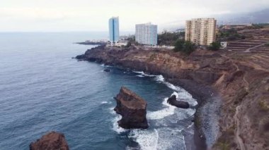 İspanya 'nın Tenerife, Kanarya Adaları' ndaki Puerto de La Cruz sahil şeridinin hava manzarası.