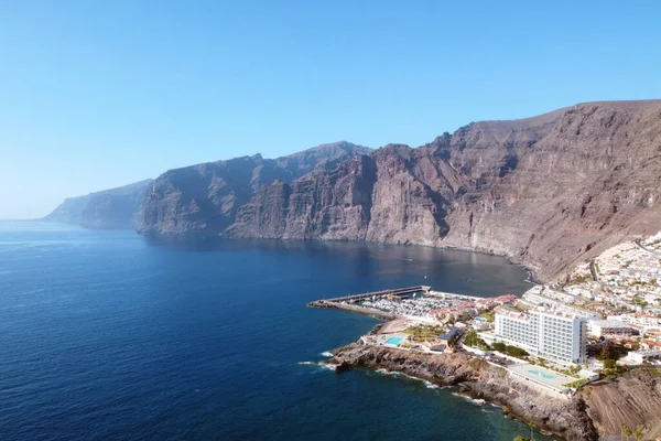 Flygfoto över Los Gigantes Cliffs på Teneriffa, Kanarieöarna, Spanien. — Stockfoto