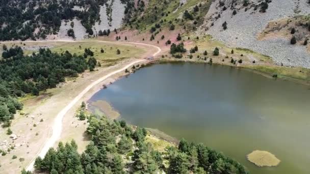 Vue aérienne du parc des lagunes de Neila, à Burgos, chaîne de montagnes Demanda, Castilla y Leon, Espagne. — Video