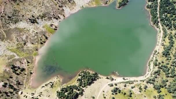Вид с воздуха на парк лагун Нейла, Бургос, горный массив Деманда, Кастилья-и-Леон, Испания. — стоковое видео