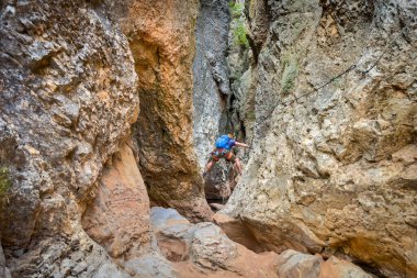 Ferrata patikasından tırman, derin bir kanyonu geç. Yüksek kaliteli fotoğrafçılık.