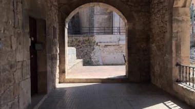 İspanya 'nın Burgos eyaletindeki Pancorbo Ortaçağ kasabasının atari salonlarında yürüyorum. Yüksek kalite 4k görüntü