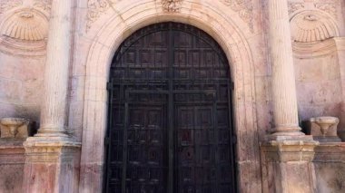 İspanya 'nın Burgos eyaletinin Pancorbo kentindeki Aziz Niklas kilisesinin dış görünüşü. Yüksek kalite 4k görüntü