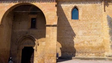 Santa Gadea del Cid, Burgos, İspanya 'daki San Pedro Kilisesi. 13. yüzyıla dayanan bir ortaçağ Romanesk-Gotik tapınağı, kültür mirası sahası ilan etti. Yüksek kalite 4k görüntü