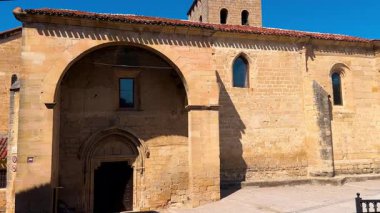 Santa Gadea del Cid, Burgos, İspanya 'daki San Pedro Kilisesi. 13. yüzyıla dayanan bir ortaçağ Romanesk-Gotik tapınağı, kültür mirası sahası ilan etti. Yüksek kalite 4k görüntü