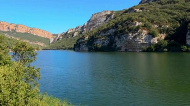 İspanya 'da Alava ve Burgos arasında yer alan Ebro Nehri üzerindeki Sobron Barajı' nın manzarası. Yeşil dağlar ve dramatik kaya oluşumlarıyla çevrili bu su manzarası doğa, yürüyüş ve açık hava aktiviteleri için popüler bir yerdir.. 