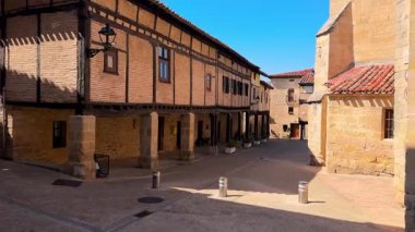 İspanya 'nın Burgos eyaletindeki ortaçağ Santa Gadea del Cid kasabasının sokaklarında yürüyor. Yüksek kalite 4k görüntü