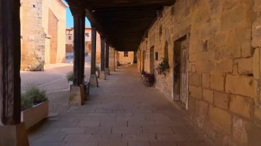 İspanya 'nın Burgos eyaletindeki ortaçağ Santa Gadea del Cid kasabasının atari salonlarında yürüyoruz. Yüksek kalite 4k görüntü