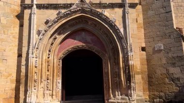 Santa Gadea del Cid, Burgos, İspanya 'daki San Pedro Kilisesi cephesi. 13. yüzyıla dayanan bir ortaçağ Romanesk-Gotik tapınağı, kültür mirası sahası ilan etti. Yüksek kalite 4k görüntü