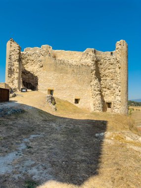 Santa Gadea del Cid Kalesi 'nin harabelerinin manzarası, İspanya' nın Kastilya ve Leon eyaletlerindeki ünlü turistik mekan. Yüksek kaliteli fotoğrafçılık
