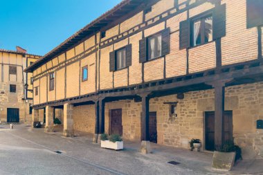 İspanya 'nın Burgos eyaletindeki ortaçağ Santa Gadea del Cid kasabasının sokakları. Yüksek kaliteli fotoğrafçılık