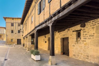 İspanya 'nın Burgos eyaletindeki ortaçağ Santa Gadea del Cid kasabasının sokakları. Yüksek kaliteli fotoğrafçılık