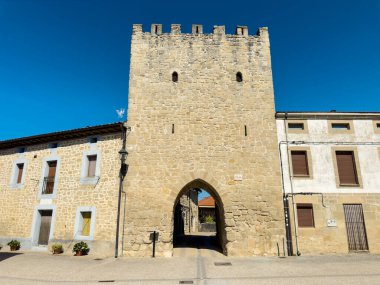Santa Gadea del Cid, Burgos, İspanya 'daki ortaçağ taş kulesi köye açılan eski bir geçit görevi görüyor. Kuzey İspanya 'daki Orta Çağ' dan kalma tarihi savunma mimarisi. Yüksek kalite fotoğraf