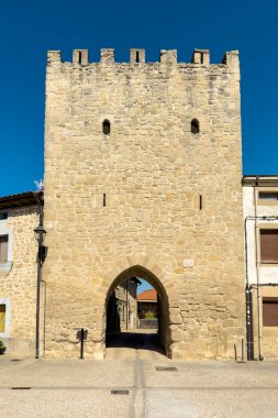 Santa Gadea del Cid, Burgos, İspanya 'daki ortaçağ taş kulesi köye açılan eski bir geçit görevi görüyor. Kuzey İspanya 'daki Orta Çağ' dan kalma tarihi savunma mimarisi. Yüksek kalite fotoğraf