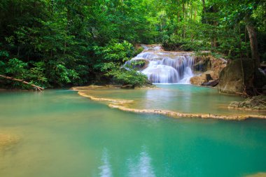Derin orman Erawan şelale Milli Parkı Kanchanaburi Tayland, şelaleler