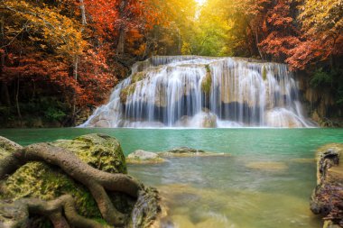 Derin orman Erawan şelale Milli Parkı Kanchanaburi Tayland, şelaleler
