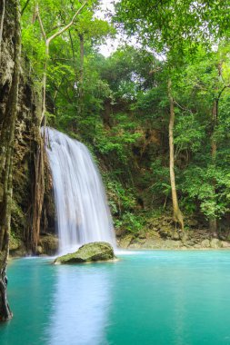 Derin orman Erawan şelale Milli Parkı Kanchanaburi Tayland, şelaleler